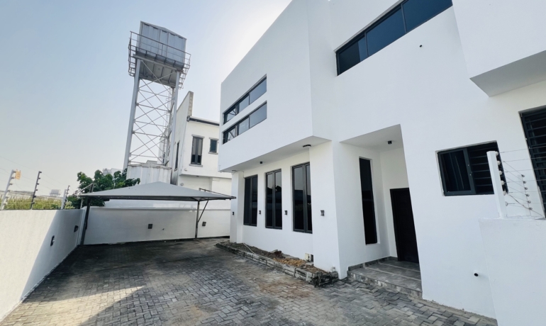 4 bedroom semi-detached duplex with bq (Pinnock Beach Estate)